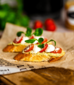 Pesto-s caprese koktélszendvics (V)