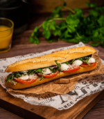 Pesto-s caprese bagett (V)