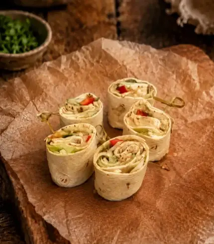 Erdélyi padlizsánkrémes mini wrap – vegán tortillatekercsek padlizsánkrémmel, friss idényzöldségekkel és ropogós csírákkal
