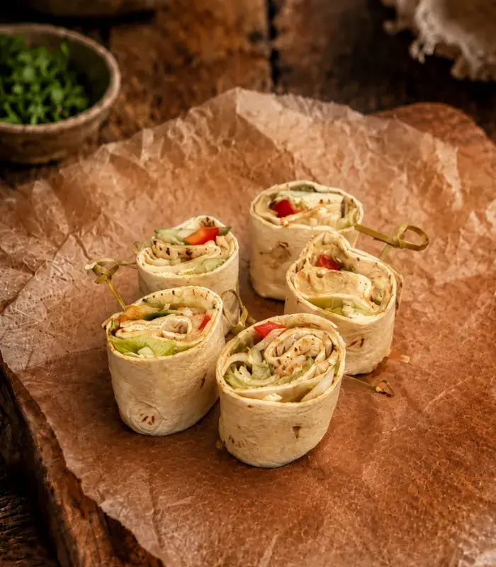 Erdélyi padlizsánkrémes mini wrap (Vegán) Erdélyi padlizsánkrémes mini wrap – vegán tortillatekercsek padlizsánkrémmel, friss idényzöldségekkel és ropogós csírákkal