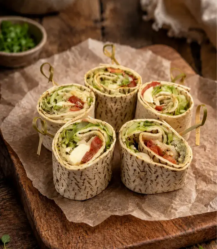 Pesto-s caprese mini wrap (V) Pesto-s caprese mini wrap – vegetáriánus tortillatekercsek paradicsommal, mozzarellával és pesto-s majonézzel