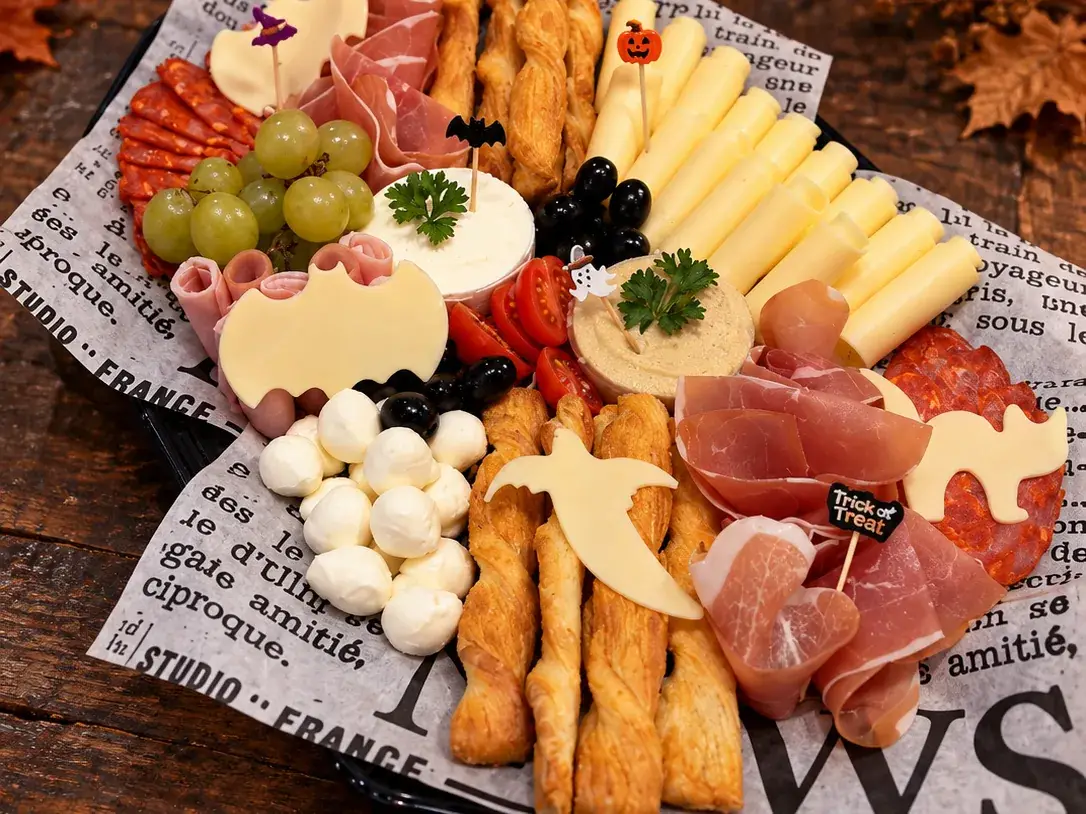 Céges Halloween catering 2026 Dolce Morte tál: prosciutto, chorizo, mozzarella, humusz és sajtkrém Halloween-díszítéssel