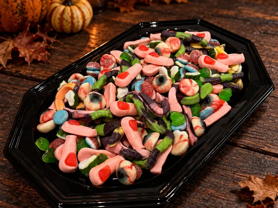 Céges Halloween catering 2026 Rémségek Tálcája XXL: 1,5 kg horror gumicukor koporsó alakú tálcán